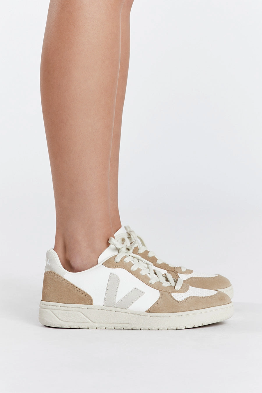 VEJA V-10 WHITE NATURAL SAHARA
