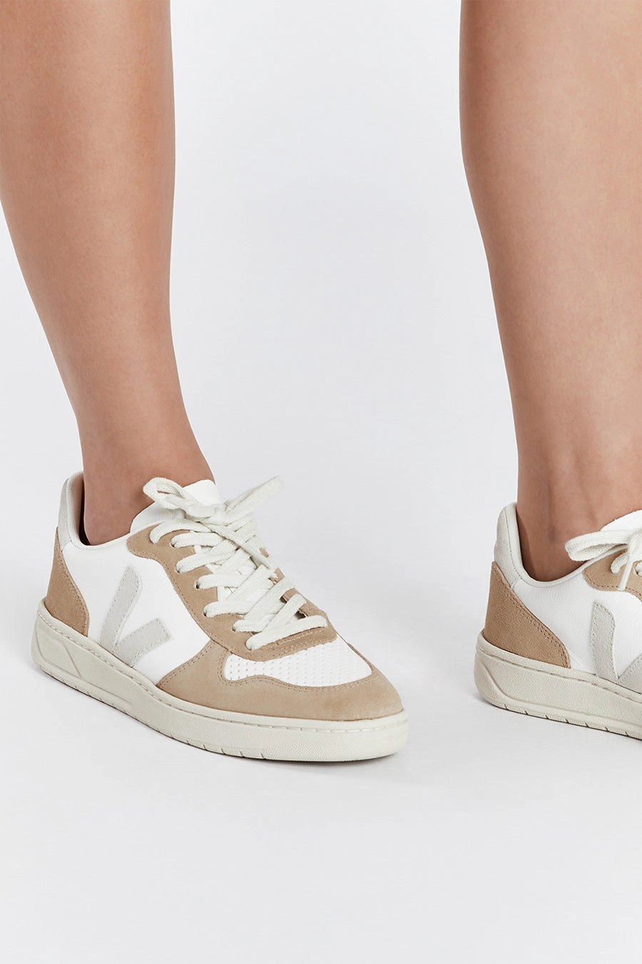 VEJA V-10 WHITE NATURAL SAHARA